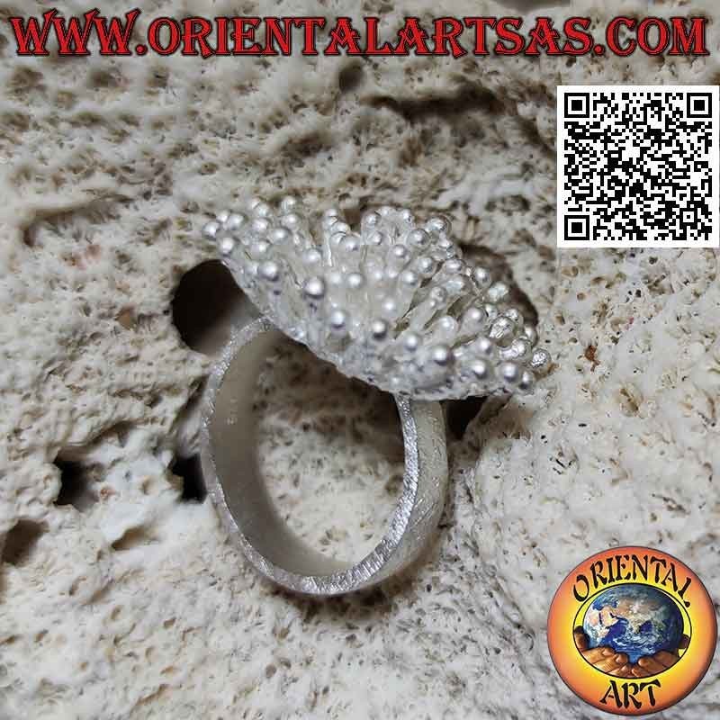 Bague en argent en forme d'anémone de mer avec finition satinée