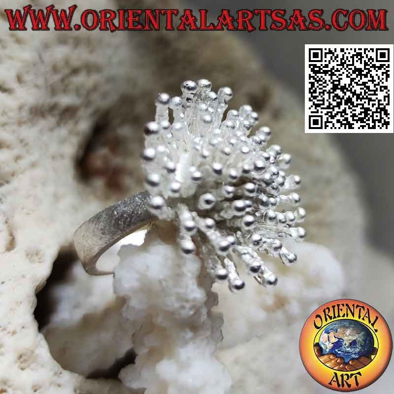 Anello in argento a forma di anemone di mare con lavorazione satinata