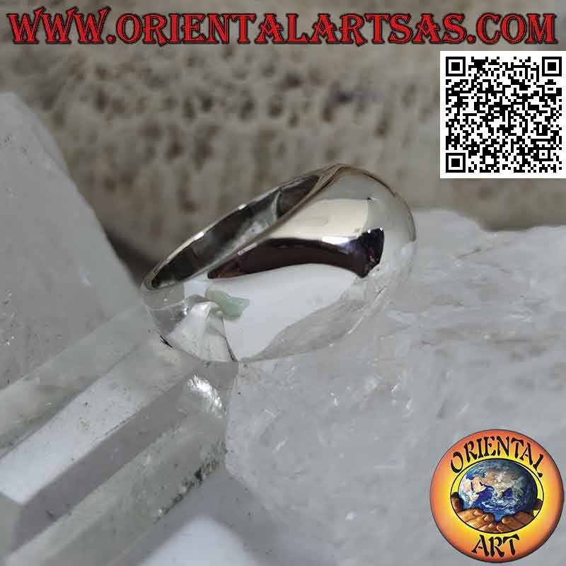 Glatter silberner Ring mit abgerundeter Steigung vorne