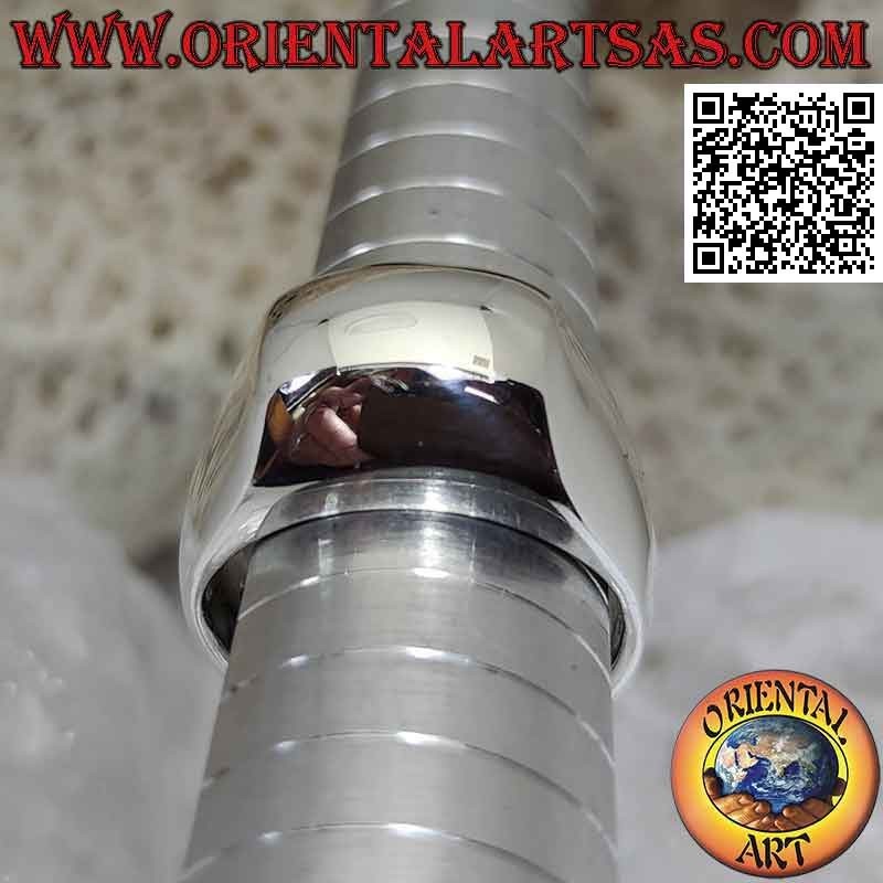 Glatter silberner Ring mit abgerundeter Steigung vorne