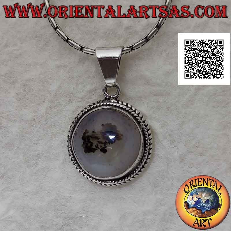 Pendentif en argent avec cabochon rond en agate mousse entouré d'un double tissage