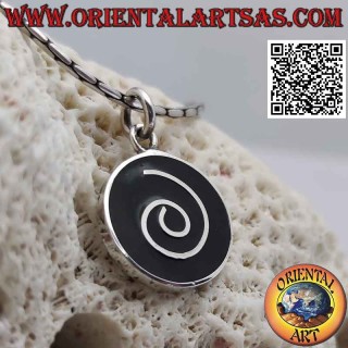 Ciondolo in argento tondo con spirale su fondo di resina nera