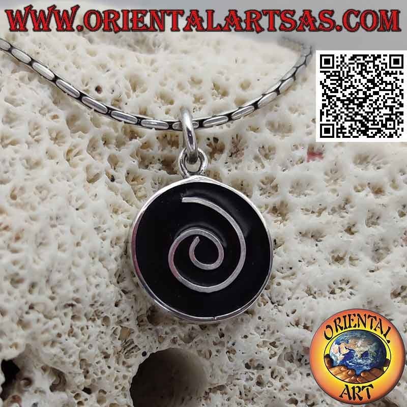 Colgante redondo de plata con espiral sobre fondo de resina negra