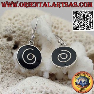 Boucles d'oreilles rondes en argent avec spirale sur fond en résine noire