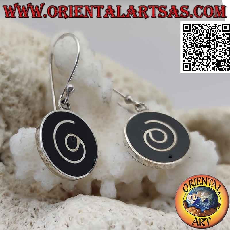 Boucles d'oreilles rondes en argent avec spirale sur fond en résine noire