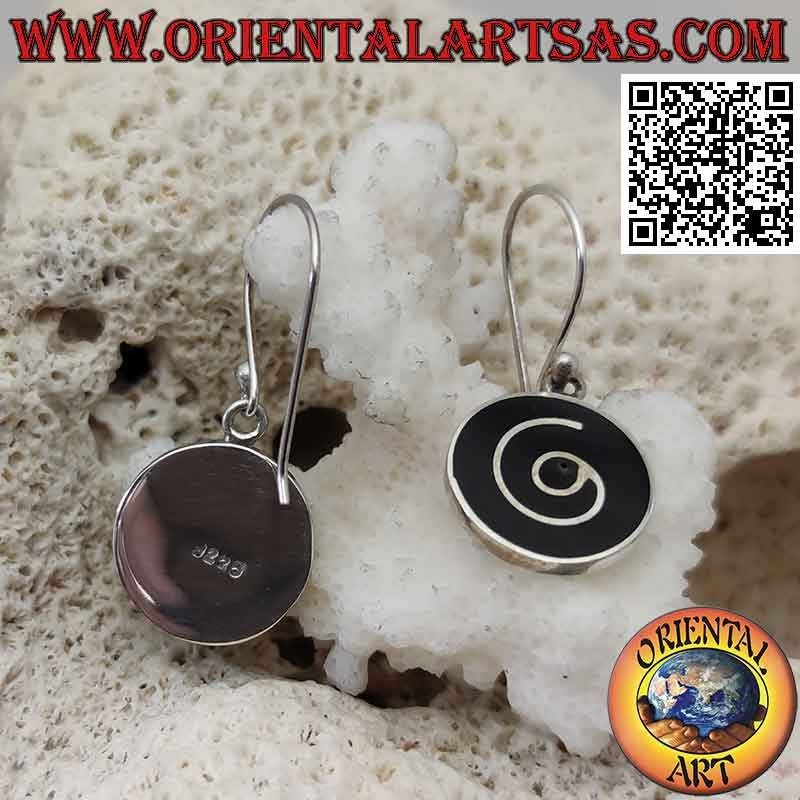Pendientes redondos de plata con espiral sobre fondo de resina negra