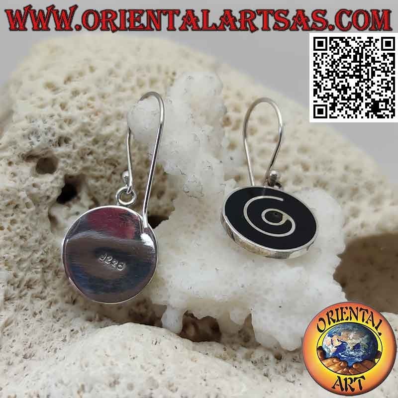 Orecchini in argento tondi con spirale su fondo di resina nera