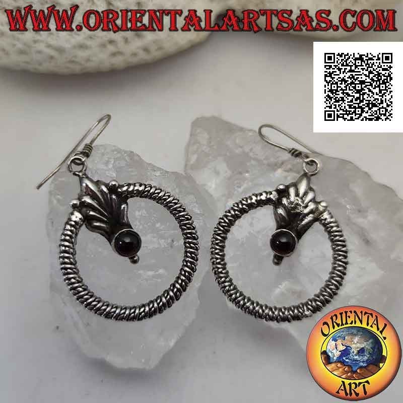 Boucles d'oreilles en argent avec cercle épais entrelacé et grenat sur une fleur centrale