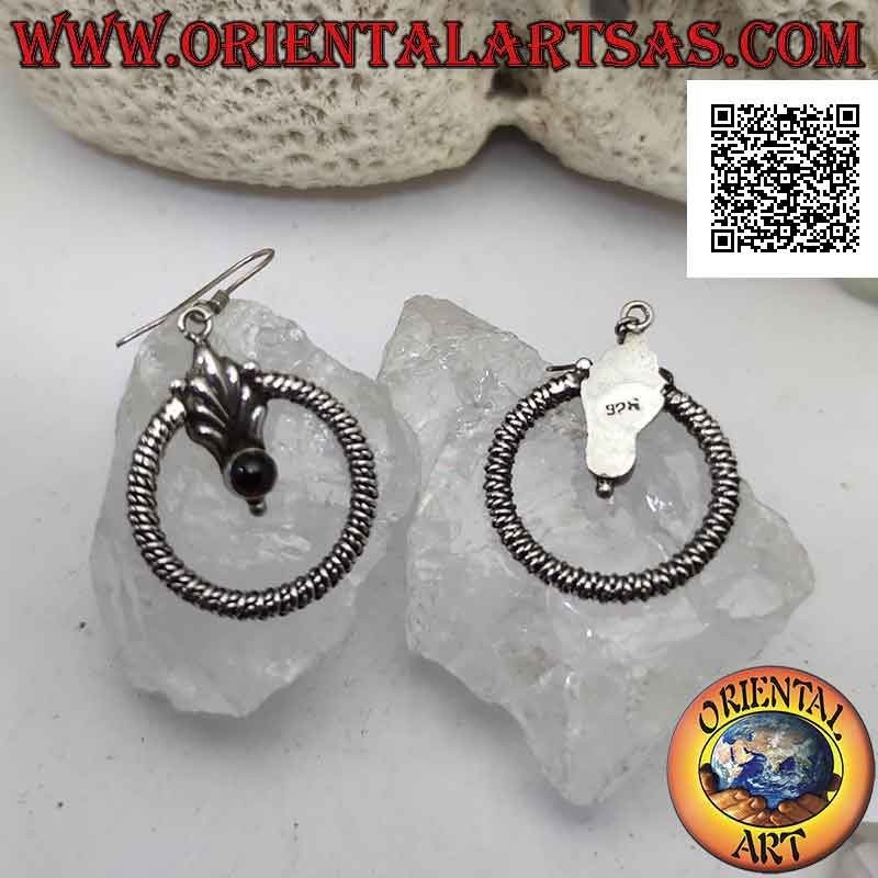 Boucles d'oreilles en argent avec cercle épais entrelacé et grenat sur une fleur centrale