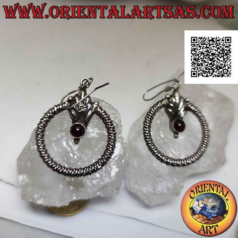 Boucles d'oreilles en argent avec cercle épais entrelacé et grenat sur une fleur centrale