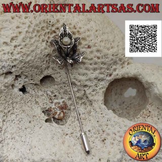Broche en argent 925 ‰ parsemée de marcassite en forme de lis calla avec perle centrale et nœud