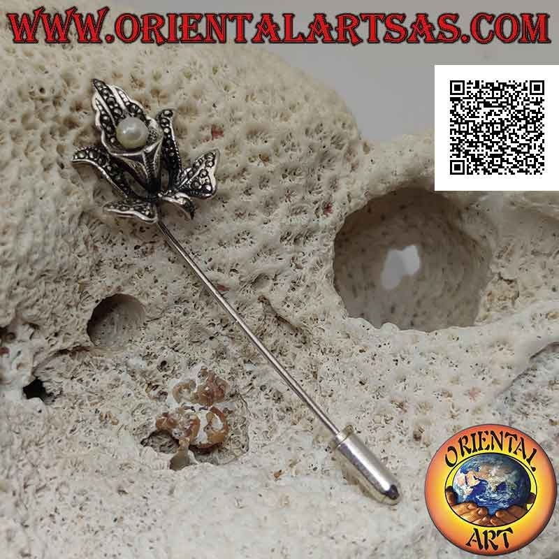 Alfiler de plata 925 ‰ tachonado de marcasita en forma de cala con perla central y lazo