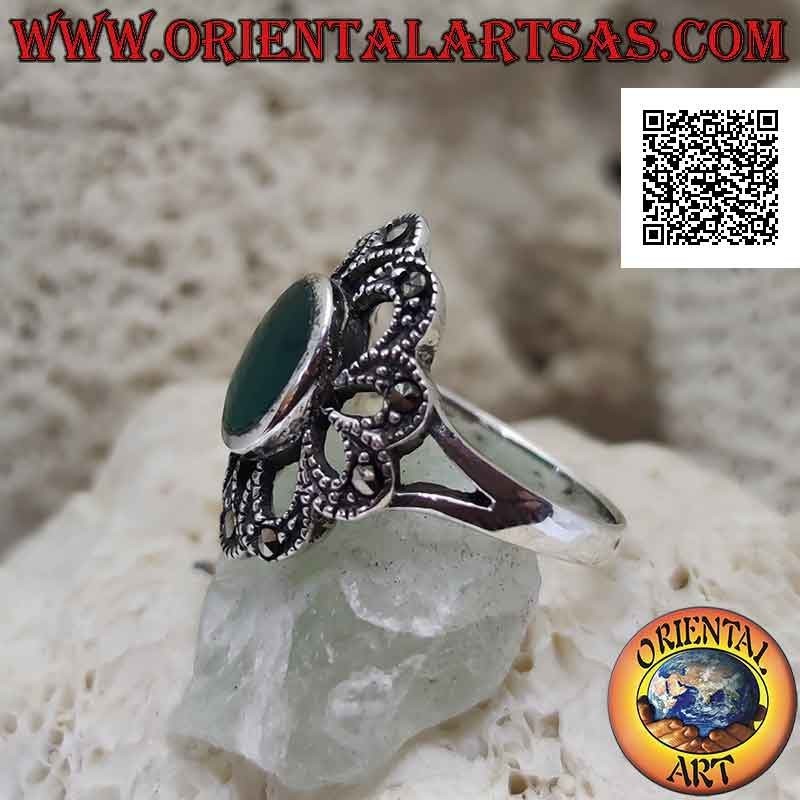 Anillo de plata con ágata verde ovalada con contorno perforado por arcos con marcasita