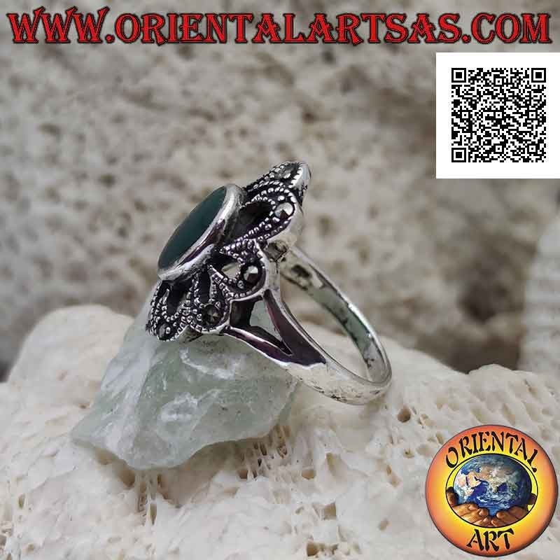 Bague en argent avec agate verte ovale au contour percé d'arcs en marcassite