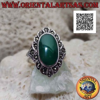 Anello in argento con agata verde ovale contornata da ovali con marcassite centrale