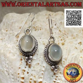 Boucles d'oreilles en argent avec pierre de lune ovale cabochon entouré d'entrelacs et trio de boules en dessous