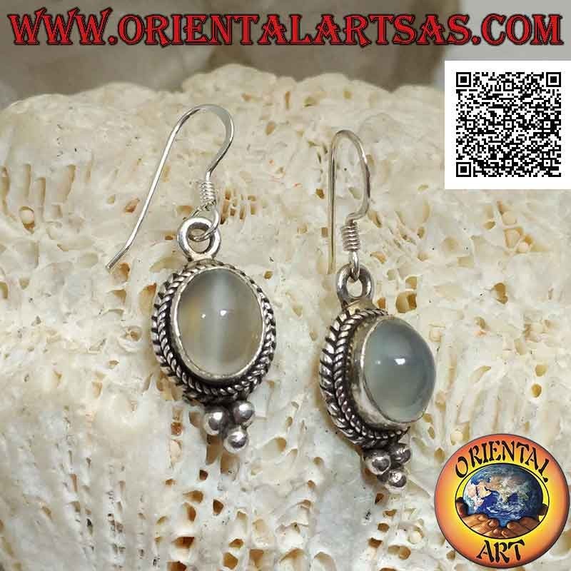 Orecchini in argento con pietra di luna ovale cabochon contornata da intreccio e tris di palline sotto