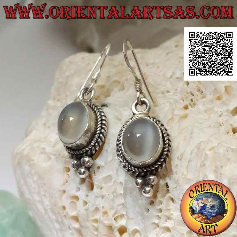 Boucles d'oreilles en argent avec pierre de lune ovale cabochon entouré d'entrelacs et trio de boules en dessous