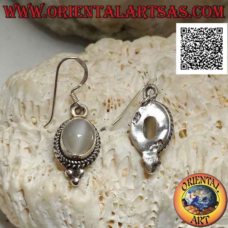 Pendientes de plata con piedra lunar ovalada de cabujón rodeados de entretejidos y trío de bolas debajo