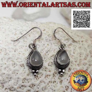 Silberne Ohrringe mit Cabochon Drop Moonstone, umgeben von Verflechtungen und drei Kugeln darunter