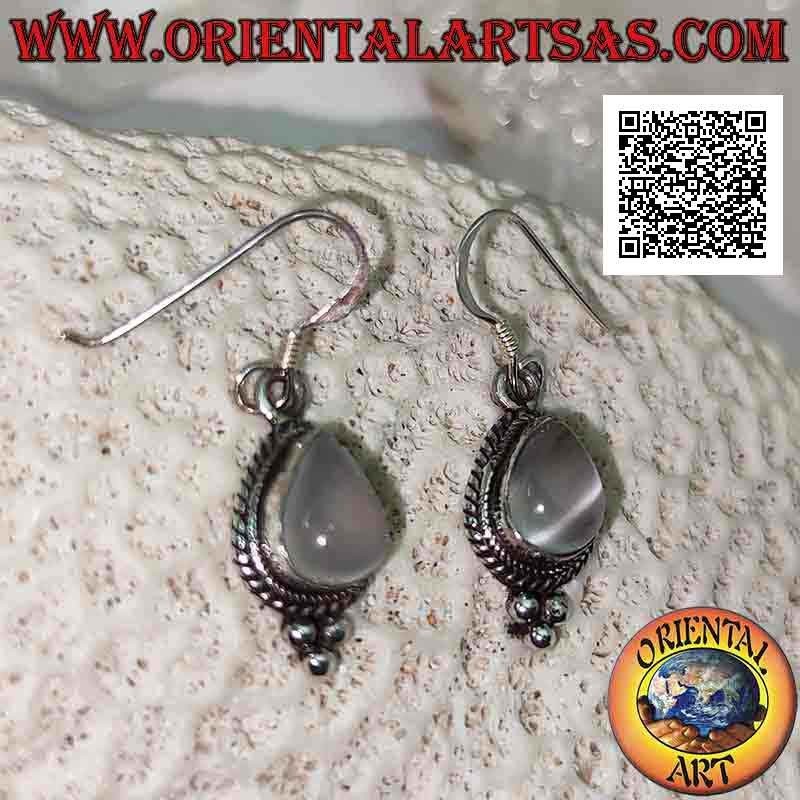 Boucles d'oreilles en argent avec pierre de lune en forme de cabochon entouré d'entrelacements et trio de boules en dessous