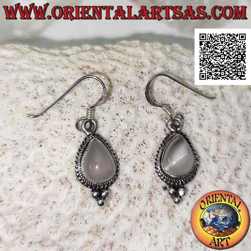 Boucles d'oreilles en argent avec pierre de lune en forme de cabochon entouré d'entrelacements et trio de boules en dessous