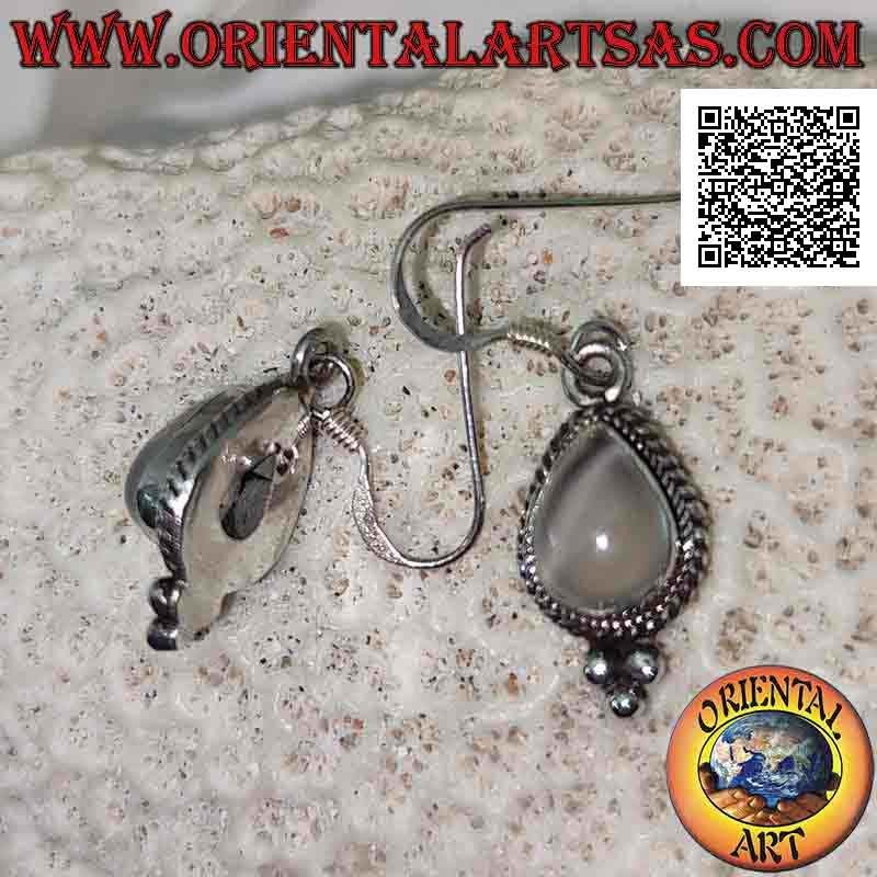 Orecchini in argento con pietra di luna a goccia cabochon contornata da intreccio e tris di palline sotto