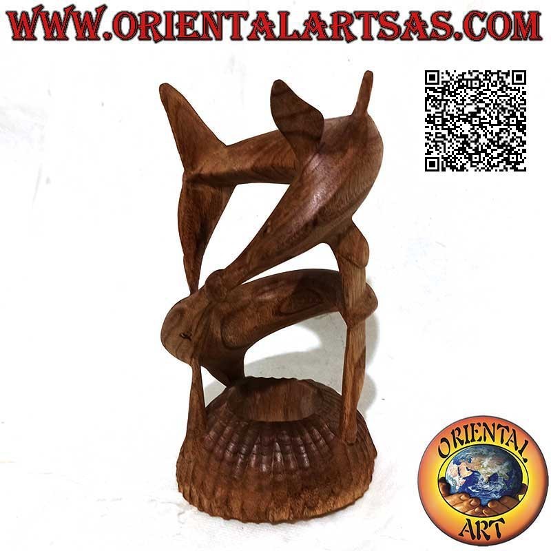 Scultura di una coppia di delfini in gioco elicoidale con palla tra i musi in legno di pino americano da 22 cm