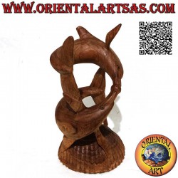 Scultura di una coppia di delfini in gioco elicoidale con palla tra i musi in legno di pino americano da 22 cm