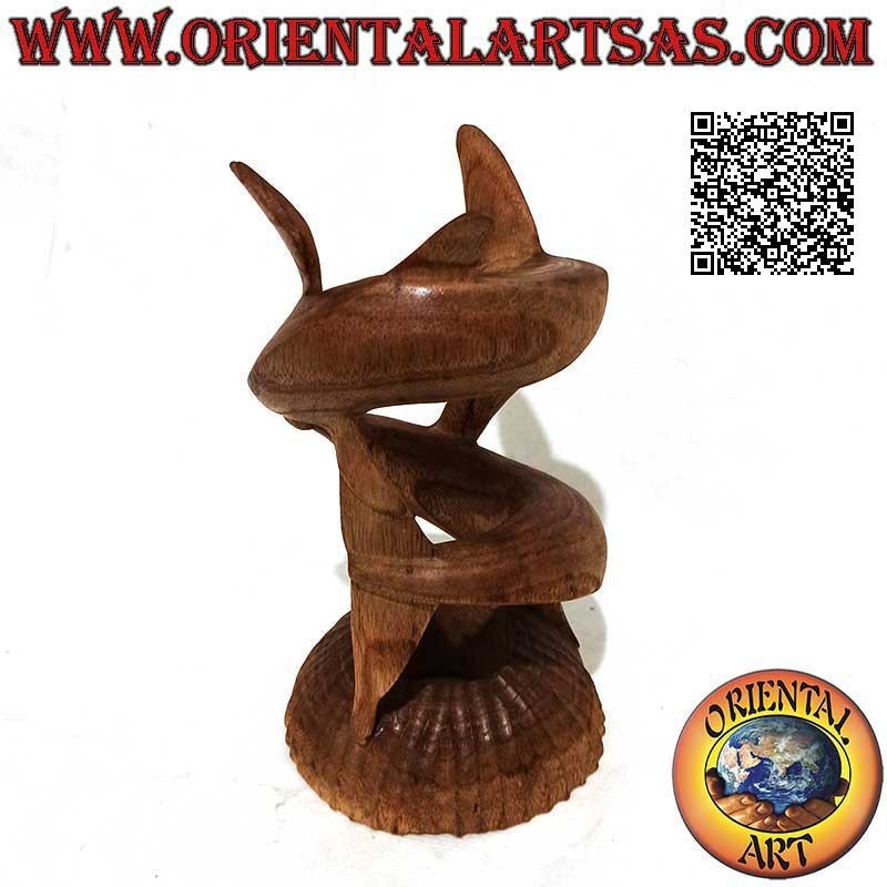 Scultura di una coppia di delfini in gioco elicoidale con palla tra i musi in legno di pino americano da 22 cm