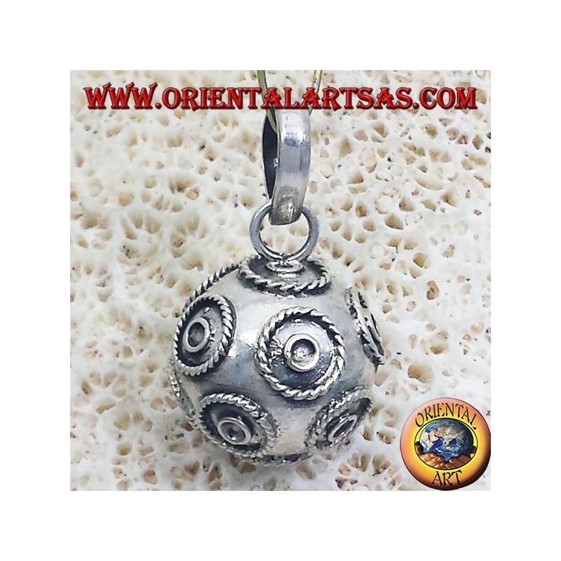 Pendentif (rappeler les anges) appelé anges argent diamètre 16mm.