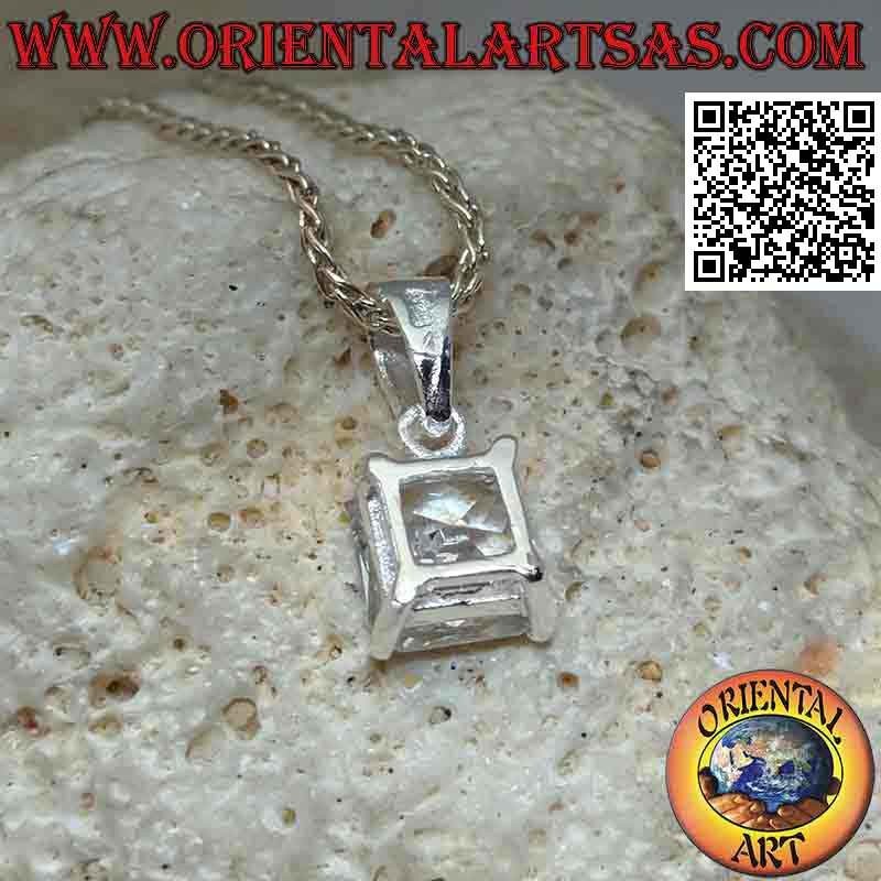 Pendentif en argent avec point lumineux de zircon carré