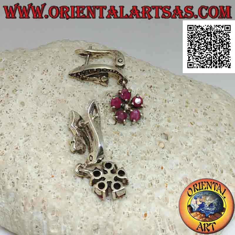 Orecchini in argento, archetto con marcasite e chiusura a leva e fiore pendente di 5 rubini tondi naturali