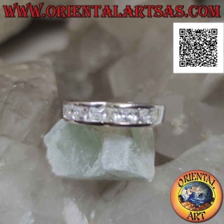 Bague en argent à bande lisse avec deux bosses et une rangée de zircons blancs sur le devant