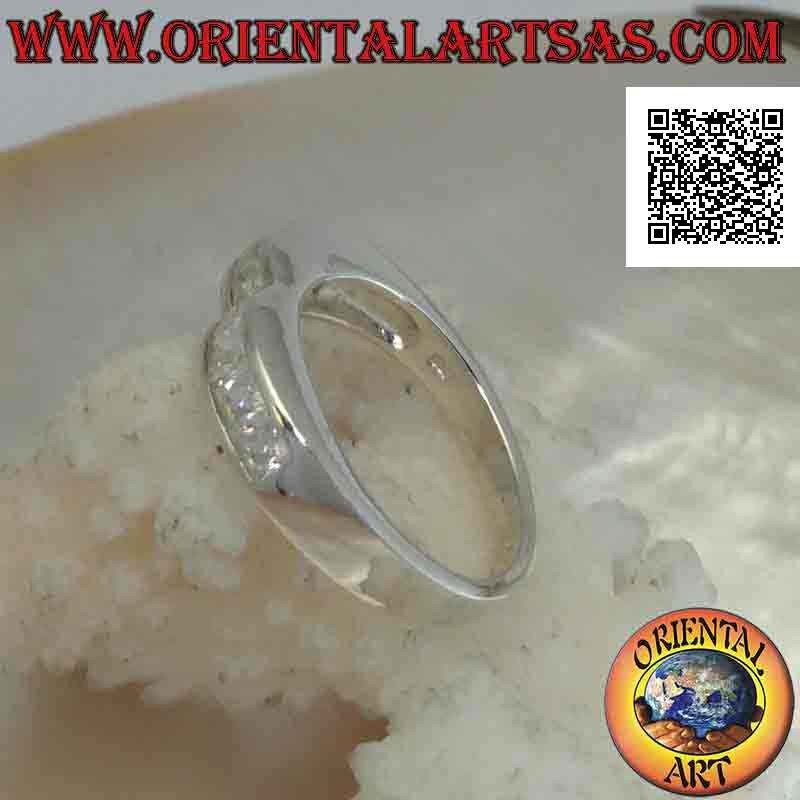 Glatter silberner Ring mit zwei Höckern und einer Reihe weißer Zirkone auf der Vorderseite