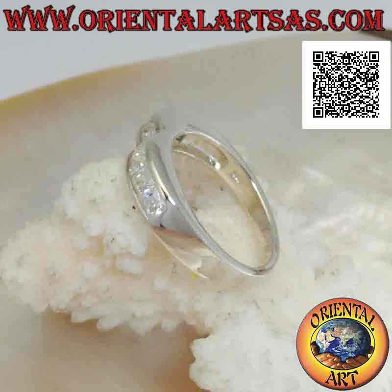 Glatter silberner Ring mit zwei Höckern und einer Reihe weißer Zirkone auf der Vorderseite