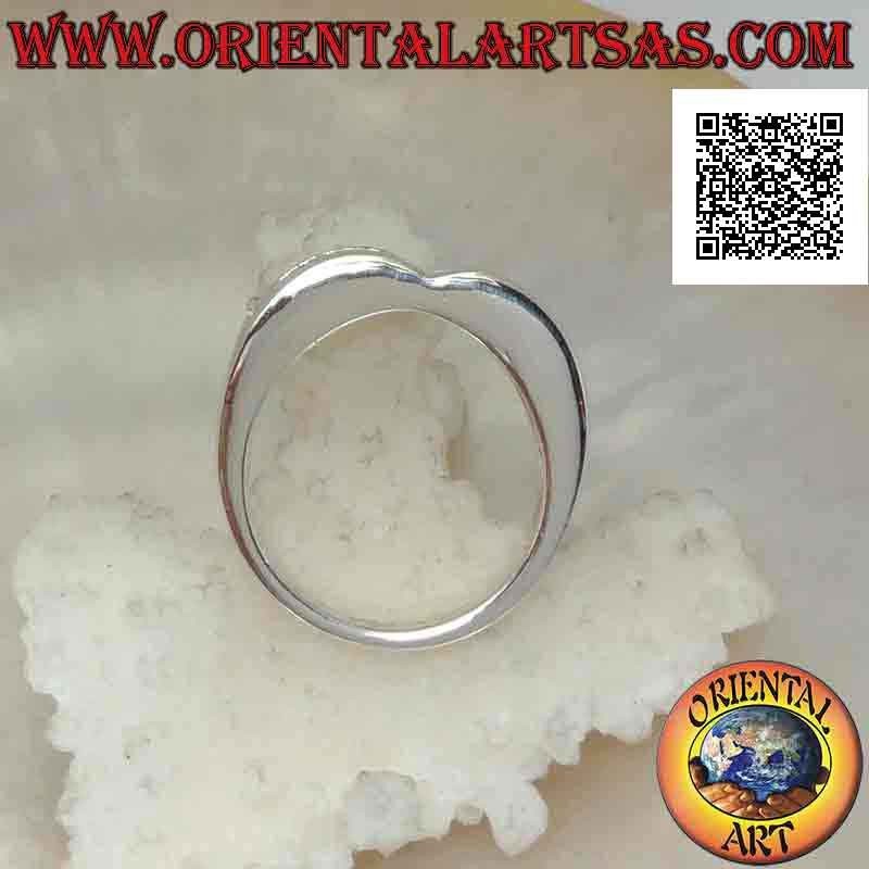 Glatter silberner Ring mit zwei Höckern und einer Reihe weißer Zirkone auf der Vorderseite