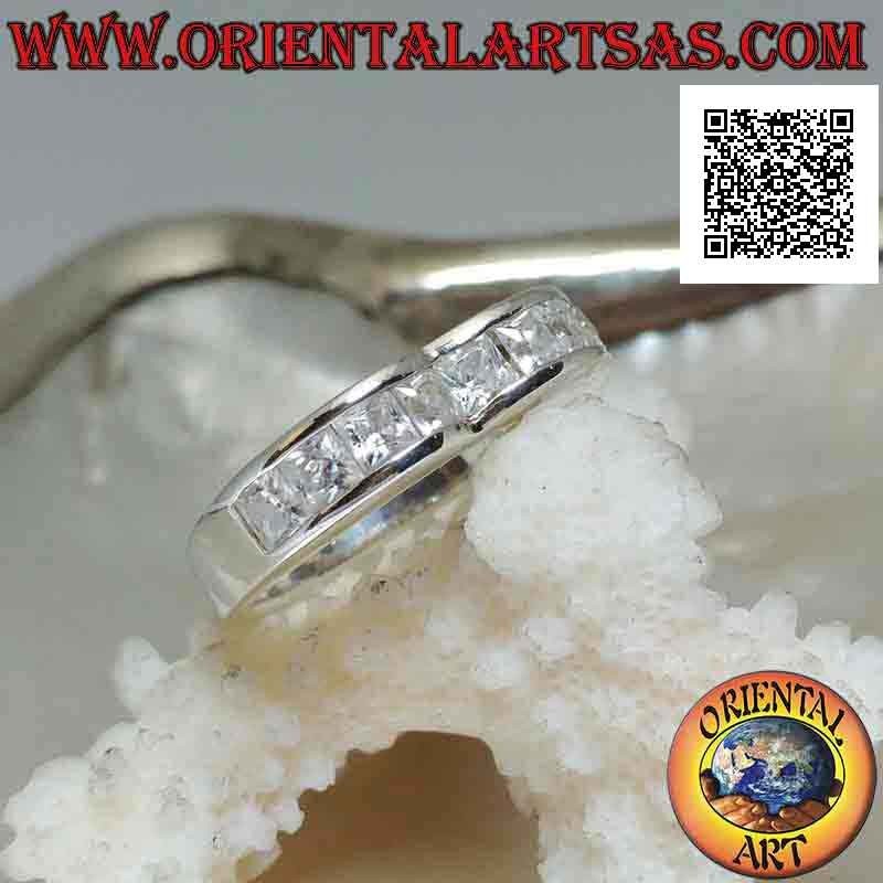 Glatter silberner Ring mit zwei Höckern und einer Reihe weißer Zirkone auf der Vorderseite