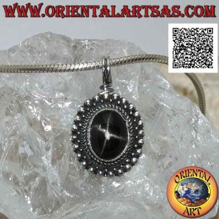 Pendentif en argent avec cabochon ovale étoile noire (Diopside) entouré de tissage et rangée de boules lisses