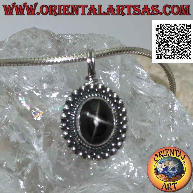 Ciondolo in argento con black star (Diopside) ovale cabochon contornata da intreccio e fila di palline lisce