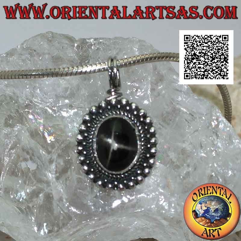 Ciondolo in argento con black star (Diopside) ovale cabochon contornata da intreccio e fila di palline lisce