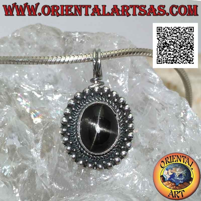 Ciondolo in argento con black star (Diopside) ovale cabochon contornata da intreccio e fila di palline lisce
