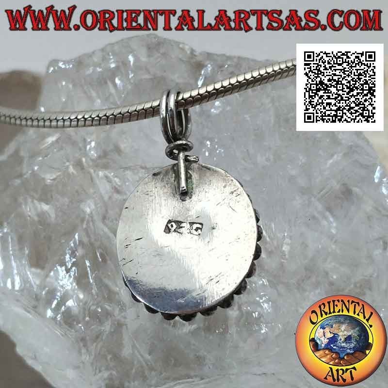 Silberanhänger mit ovalem Cabochon mit schwarzem Stern (Diopside), umgeben von Webart und einer Reihe glatter Kugeln