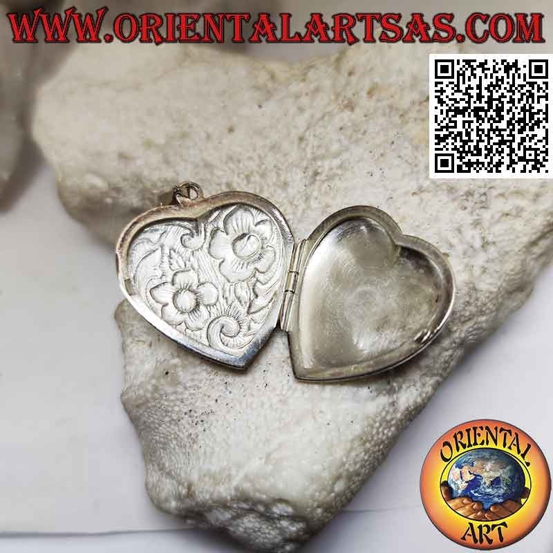 Colgante de plata con forma de corazón con decoración de dos flores cinceladas