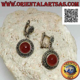 Boucles d'oreilles en argent avec cornaline cabochon rond entouré de marcassite (fermoir à levier)