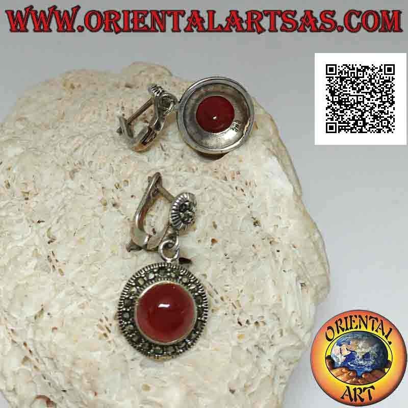 Orecchini in argento con corniola tonda cabochon contornata da marcasite (chiusura a leva)
