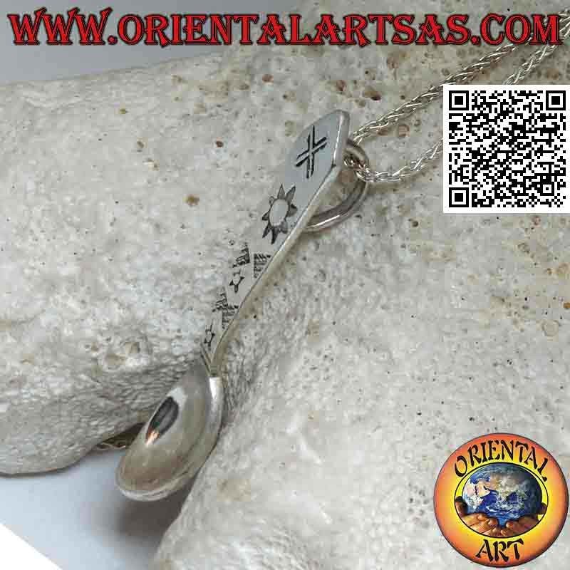 Ciondolo in argento a forma di cucchiaino con simboli astrali incisi