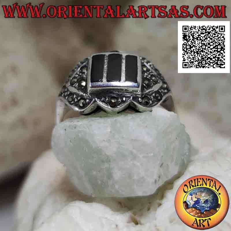 Anello in argento con tre rettangoli di onice in rilievo contornati da frecce bidirezionali di marcassite