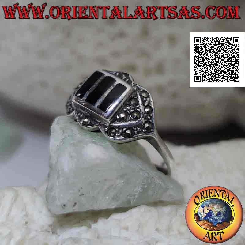 Silver ring with three onyx rectangles in relief surrounded by bidirectional arrows of marcasite