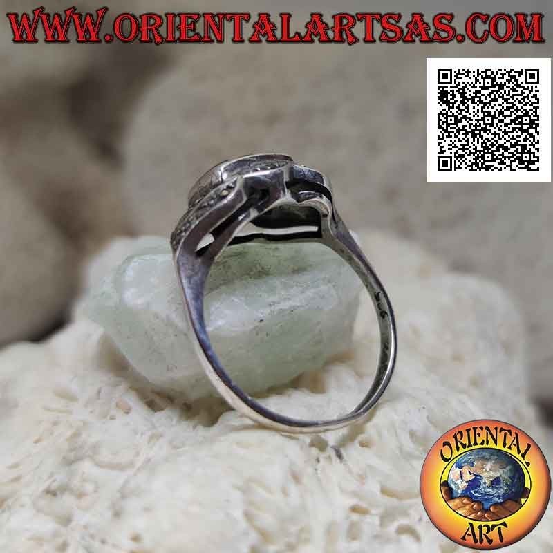 Bague en argent avec trois rectangles d'onyx en relief entourés de flèches bidirectionnelles de marcassite